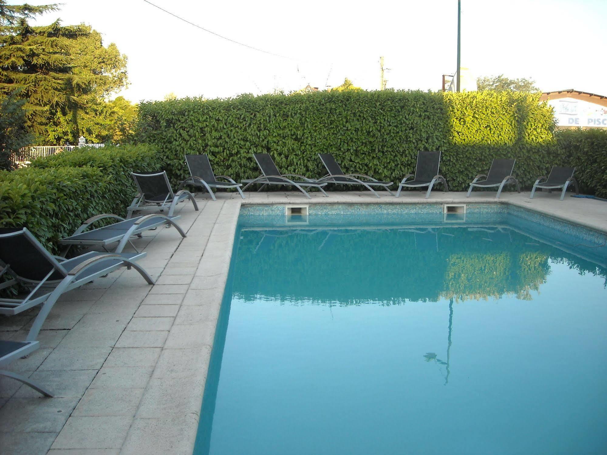 Hotel Ecusson Saint-Hilaire-de-Brethmas Exterior photo